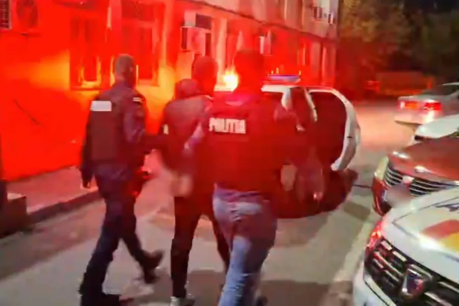 Foto CRAIOVA: Tânăr arestat preventiv, după ce a distrus bunuri într-o agenție bancară și a amenințat angajatele