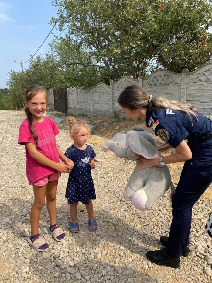 Foto Zâmbete și ghiozdane: Polițiștii doljeni surprind copiii cu daruri pentru începutul școlii