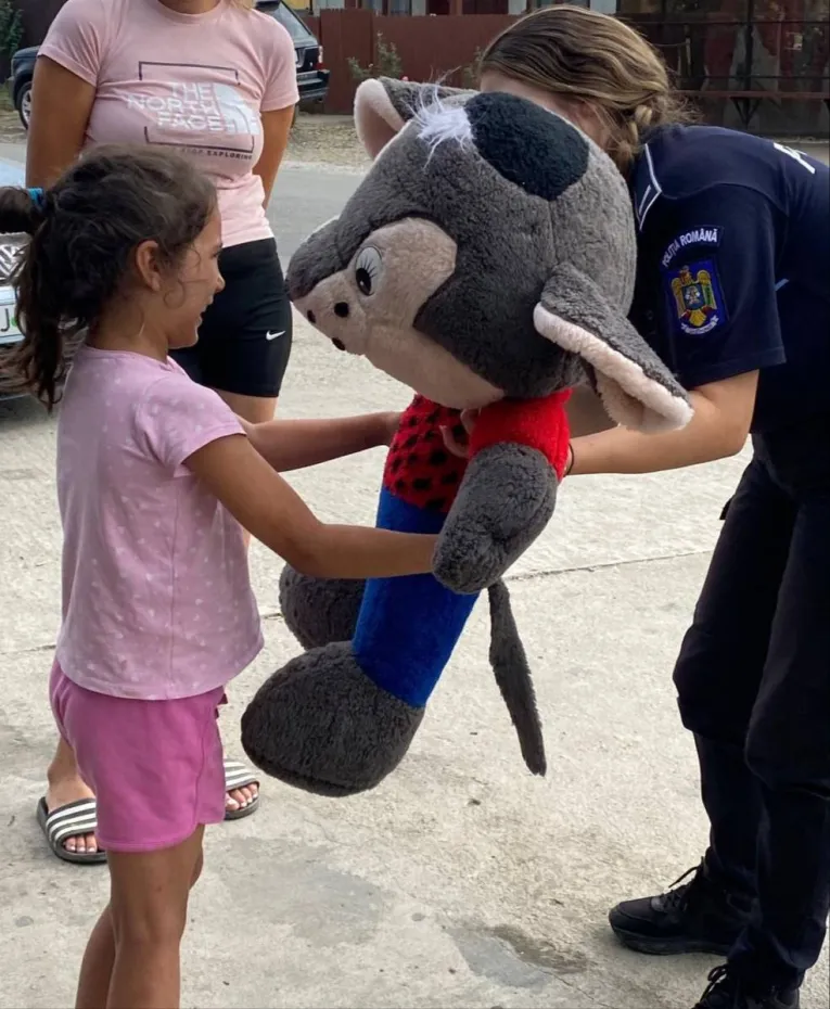 Foto Zâmbete și ghiozdane: Polițiștii doljeni surprind copiii cu daruri pentru începutul școlii