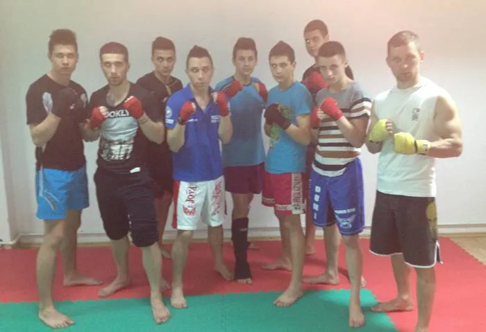 Foto Sportivii de la Respect Gym luptă în gala de la Uricani