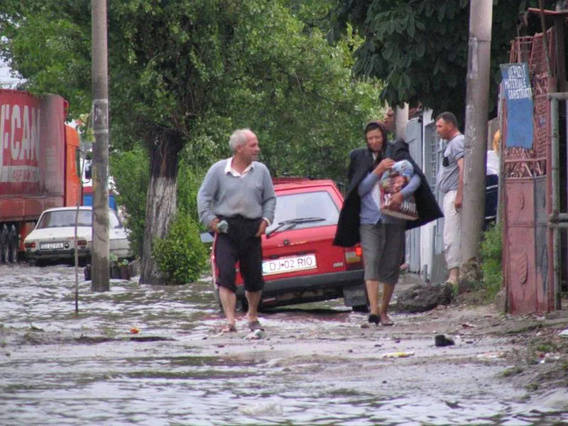 Foto VIDEO / Periferia Craiovei e sub ape