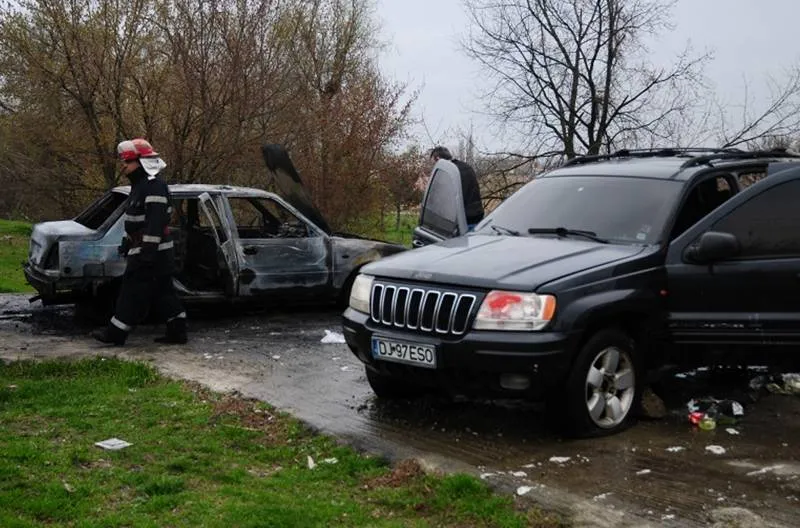 Foto VIDEO / Maşini în flăcări la Balta Craioviţei