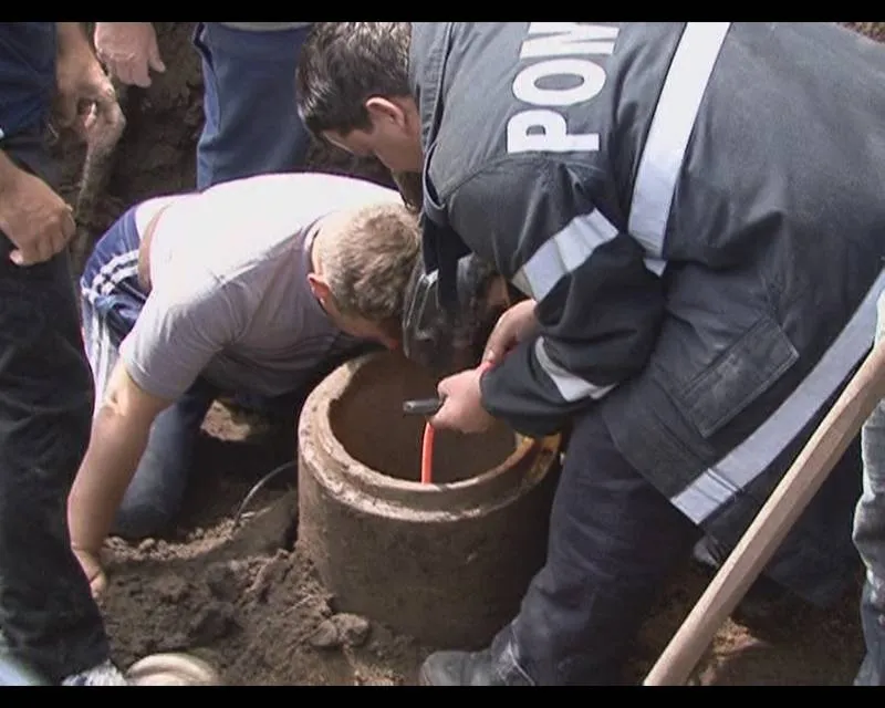 Foto VIDEO / A stat două ore în fântână, dar a avut zile