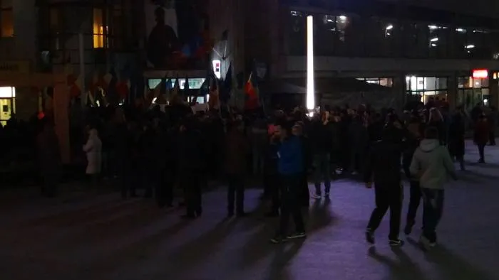 Foto Protest la dublu în centrul Băniei. Tabăra “Libertate” vs. tabăra “Victor Ponta președinte”