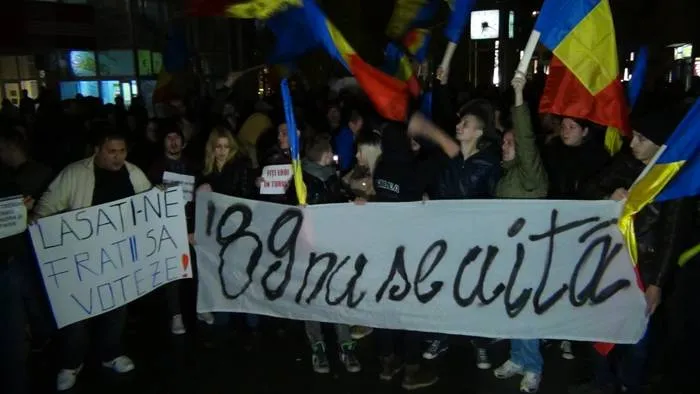 Foto Protest la dublu în centrul Băniei. Tabăra “Libertate” vs. tabăra “Victor Ponta președinte”