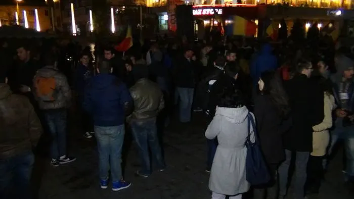 Foto Protest la dublu în centrul Băniei. Tabăra “Libertate” vs. tabăra “Victor Ponta președinte”