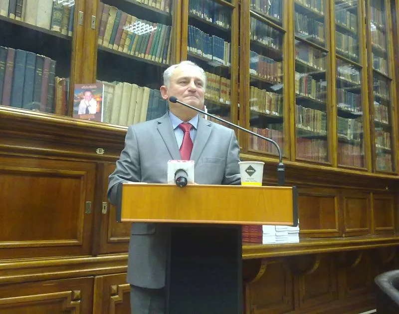 Foto Nicolaie Băbălău, aplaudat la lansarea propriei cărţi