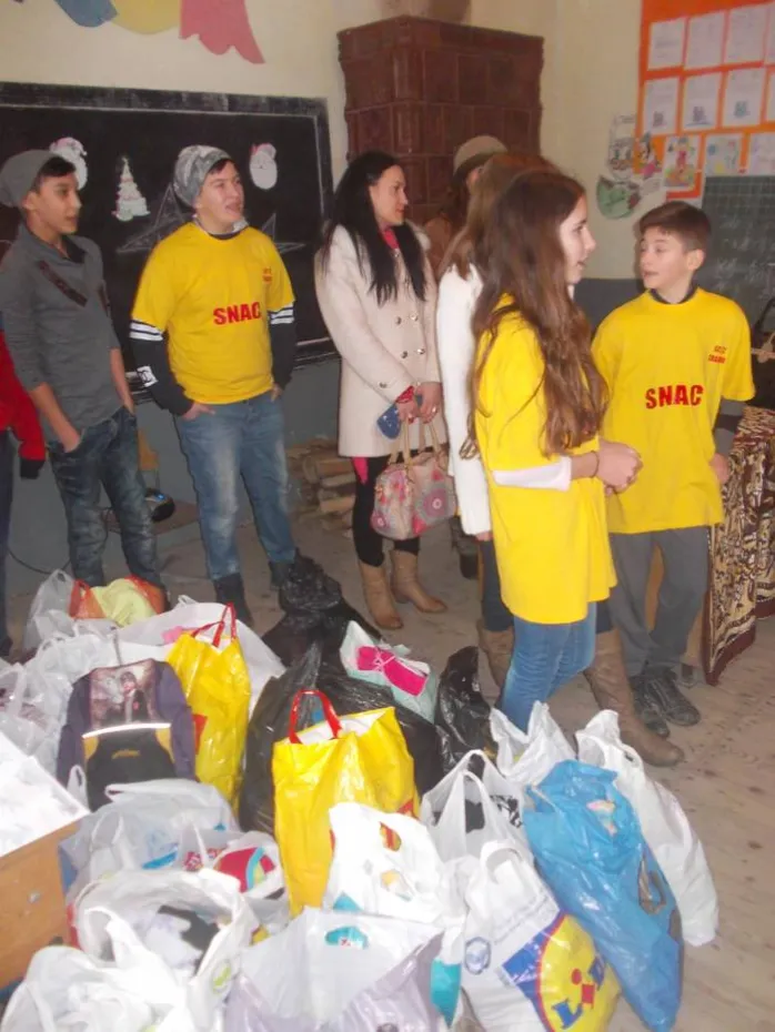 Foto Elevii de la Şcoala «Decebal», Moş Crăciun pentru alţi copii