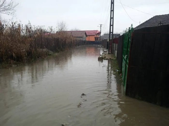 Foto Strada Homer, inundată de o săptămână