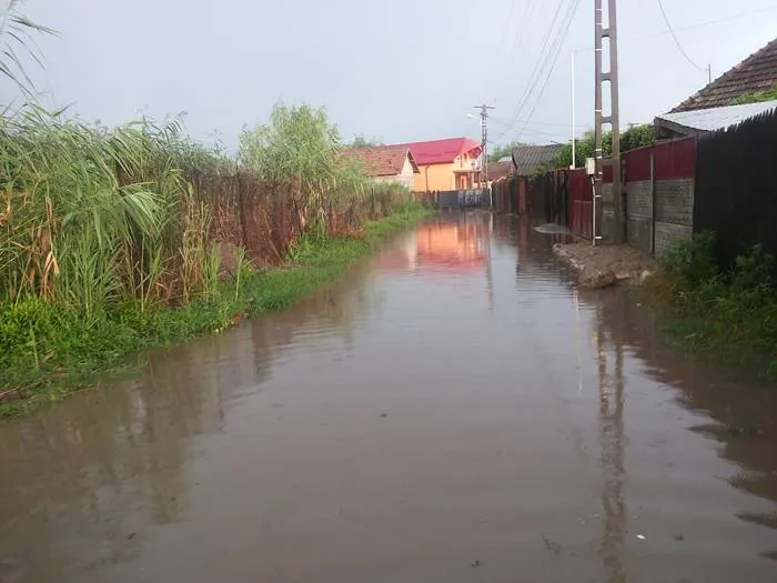 Foto Strada Homer, inundată de o săptămână