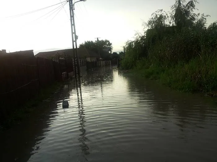 Foto Strada Homer, inundată de o săptămână