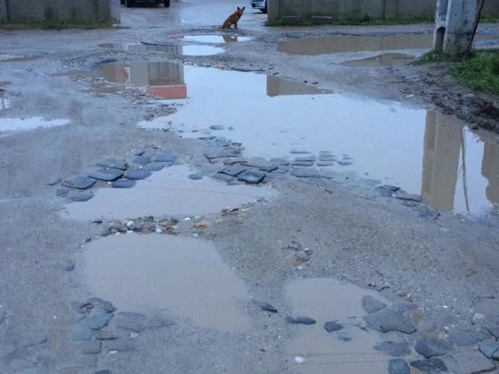 Foto Străzile arată deplorabil, lucrările sunt în grafic