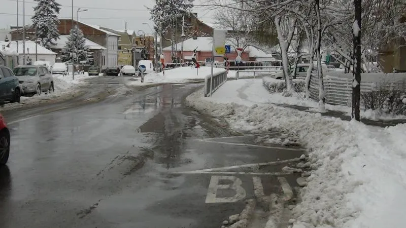 Foto O noapte de ninsoare: Trafic ingreunat si accidente