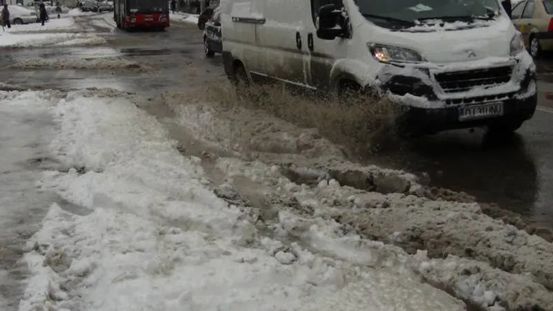 Foto O noapte de ninsoare: Trafic ingreunat si accidente
