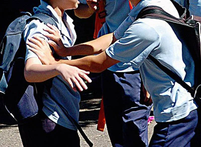 Foto Elev de 7 ani bătut cu pumnii şi picioarele de un coleg de clasă