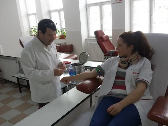 Foto Elevii Şcolii Postliceale EDUNET au donat sânge