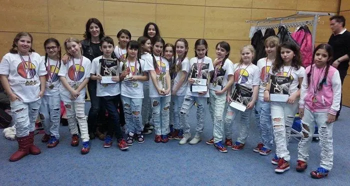 Foto Numeroase premii câştigate de  micuţii dansatori craioveni