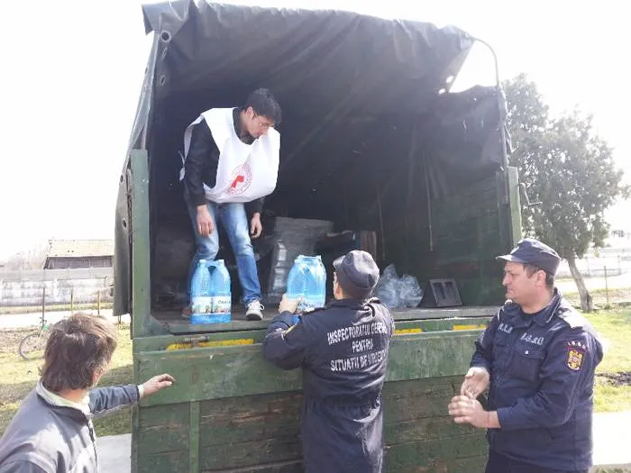 Foto Doljenii din Zănoaga primesc în continuare apă de la Crucea Roşie