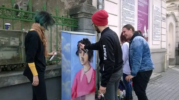 Foto Tinerii craioveni continuă să înfrumuseţeze Craiova