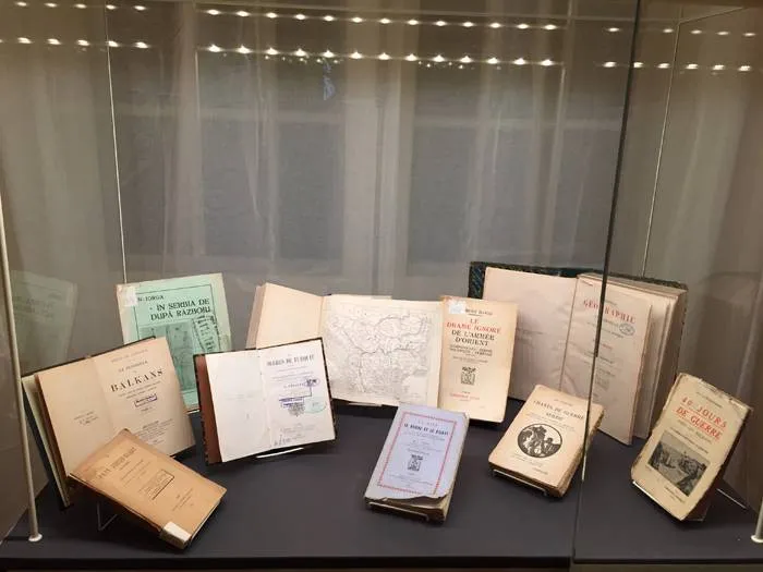Foto Expoziţie de carte la Muzeul de Artă