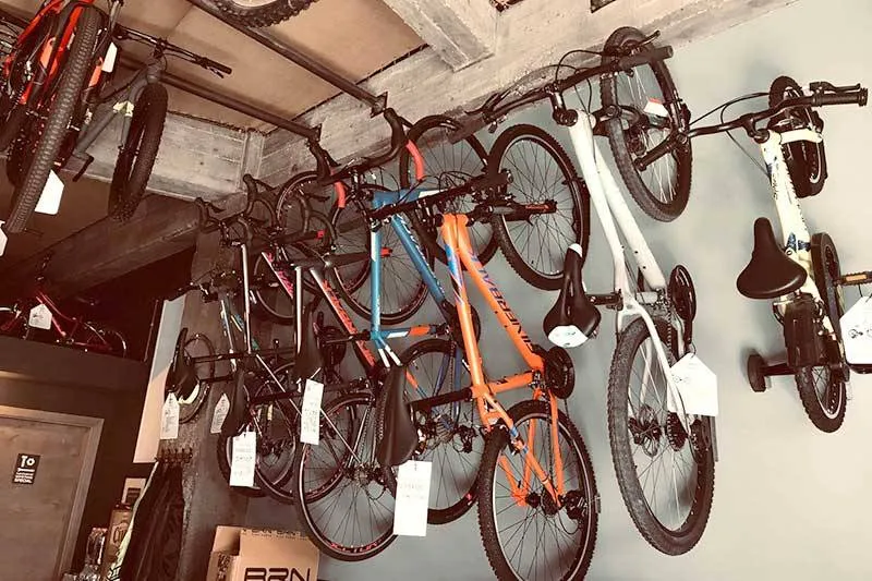 Foto Barul unde îți poți bea cafeaua și repara bicicleta, un concept unic în Oltenia