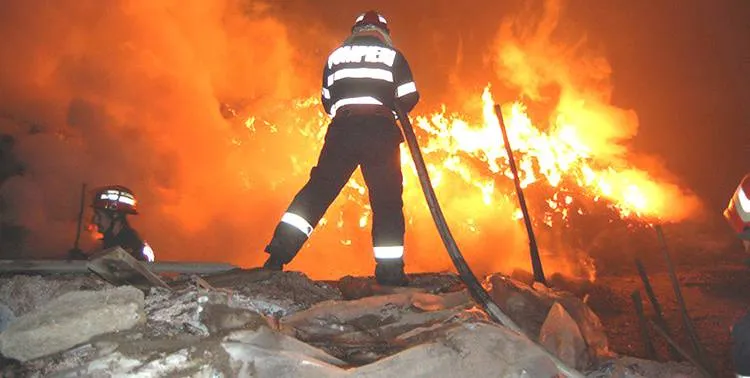 Foto Casa fostului sef al Serviciului de Investigare a Fraudelor din Gorj, facuta scrum. De la ce au pornit flacarile
