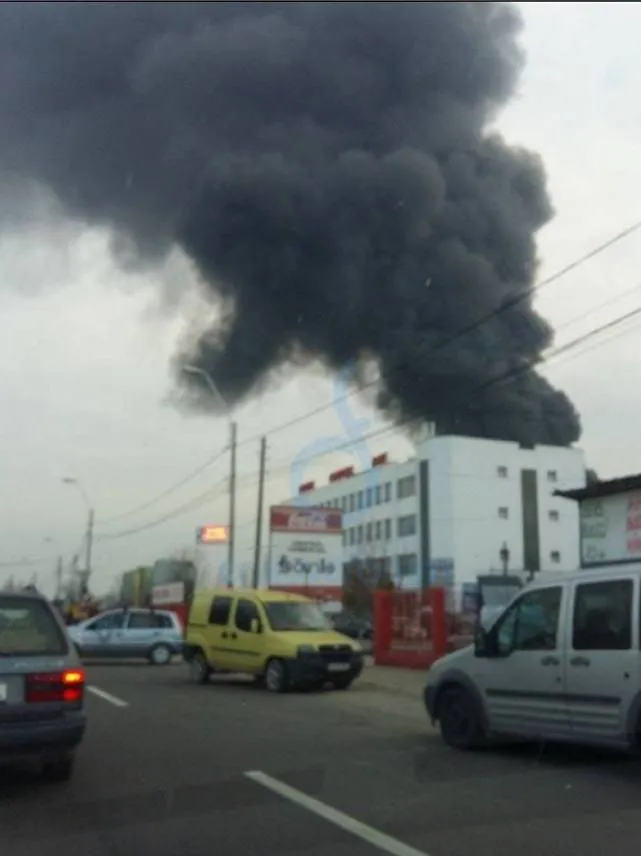 Foto Incendiu puternic la un targ de haine second-hand din Craiova. Hidrantii din apropierea cladirii nu au functionat