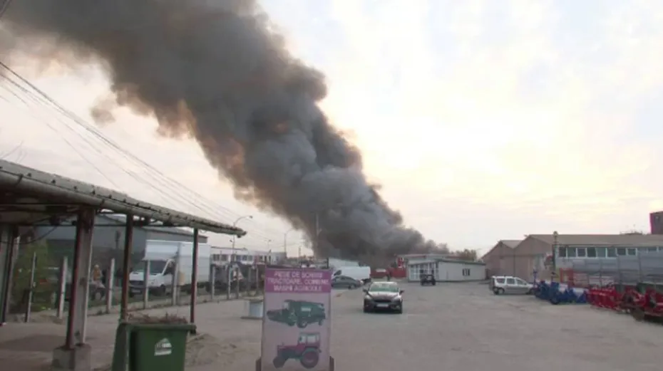 Foto Incendiu puternic la un targ de haine second-hand din Craiova. Hidrantii din apropierea cladirii nu au functionat
