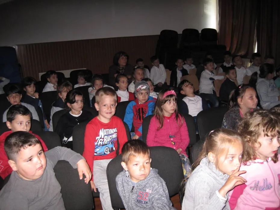 Foto Aproape 100 de elevi şi învăţători au luat parte la proiecţiile CinEd din Craiova