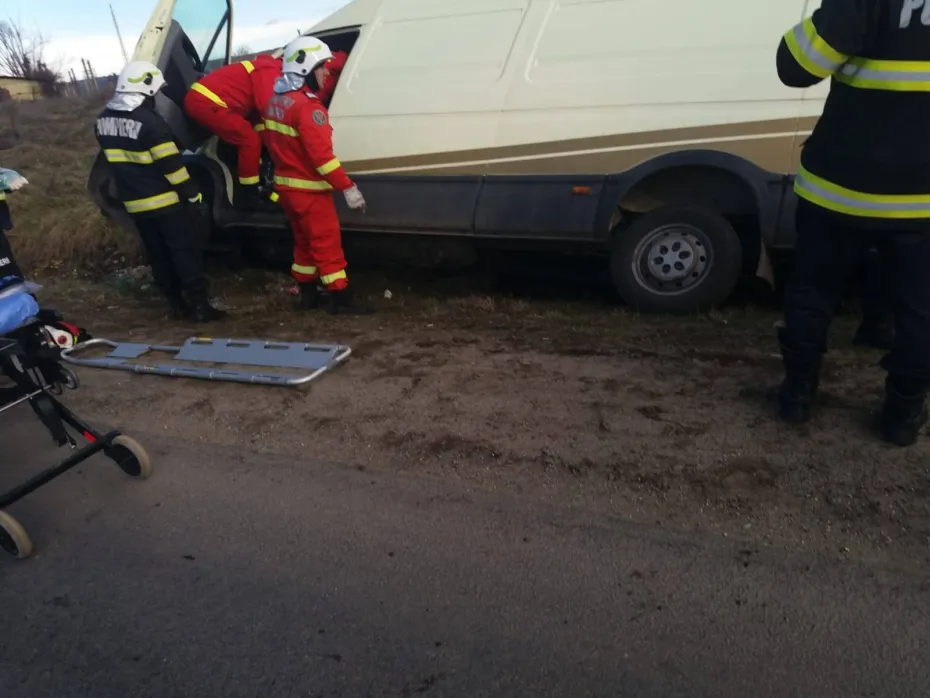Foto Șofer în stare gravă, în urma unui accident produs într-o localitate din Mehedinți 