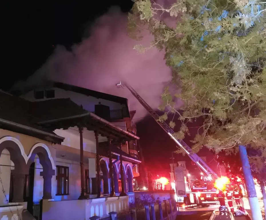 Foto Incendiu la o pensiune din localitatea Călimănești. Un bărbat a murit 