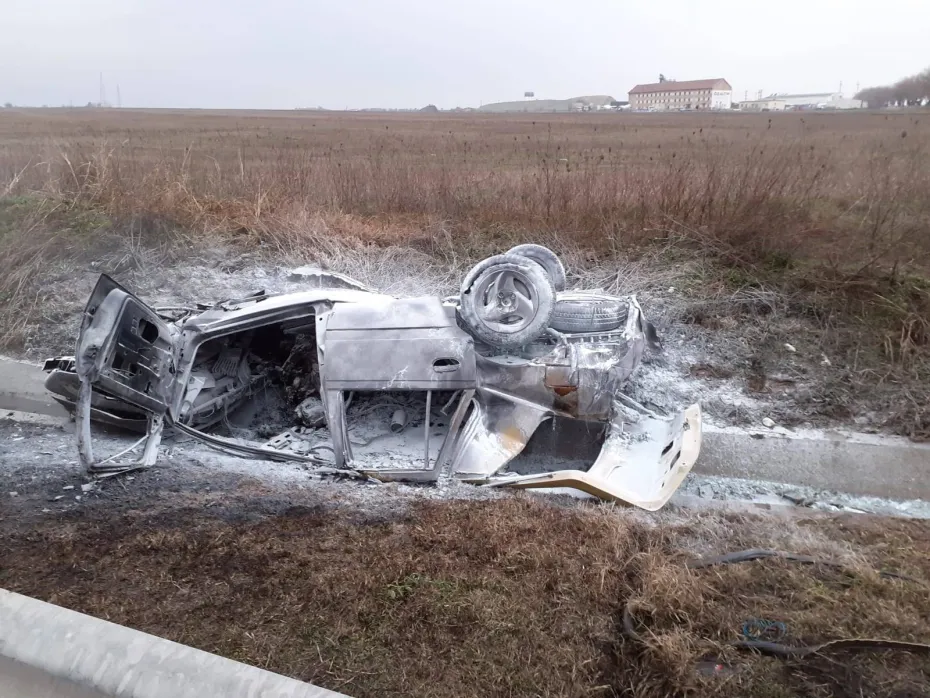 Foto Șofer găsit mort, după ce o mașină a ieșit de pe carosabil, s-a răsturnat și a luat foc