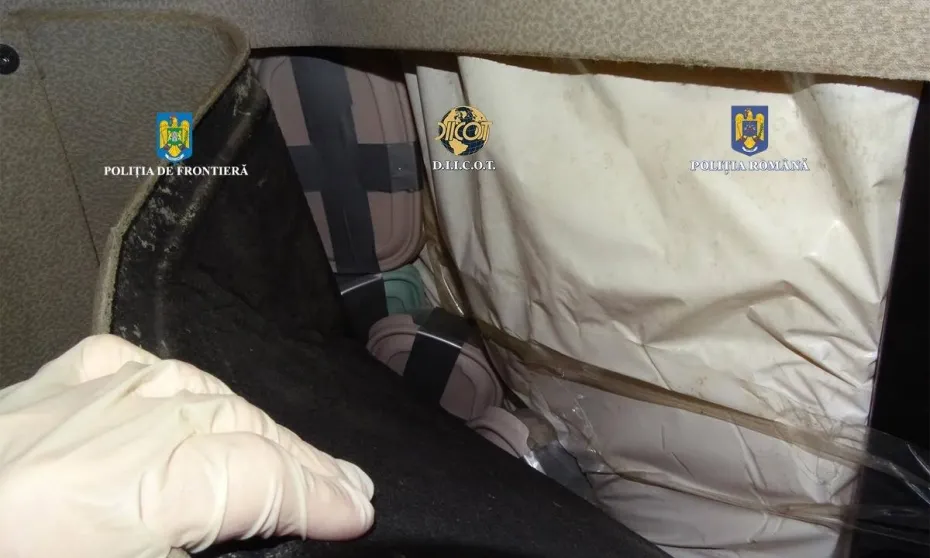 Foto DOLJ: 40 de kilograme de metanfetamină, ascunse în cabina unui camion, găsite la vama Calafat