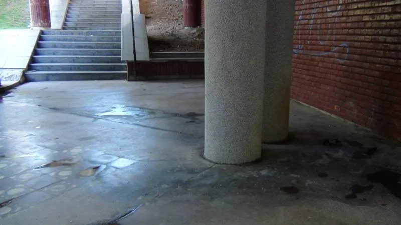Foto În centrul Craiovei, excremente umane ca într-un WC de gară