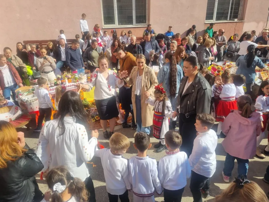 Foto CRAIOVA: Târg de toamnă la Școala „Mihai Viteazul” 