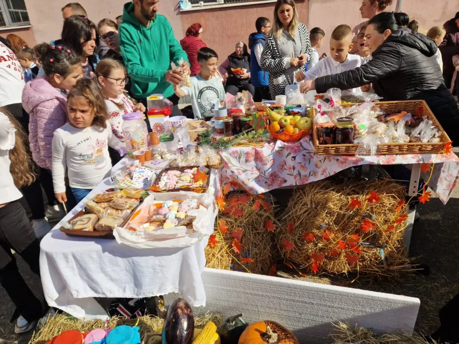 Foto CRAIOVA: Târg de toamnă la Școala „Mihai Viteazul” 