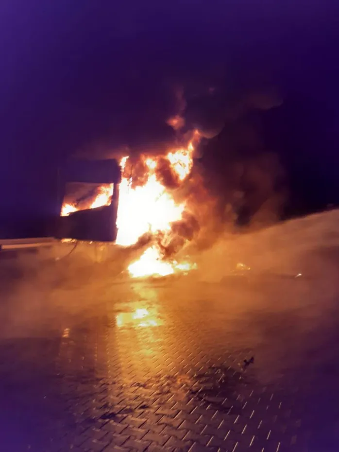 Foto Vâlcea: Un TIR a luat foc pe DN7. Mai multe persoane dintr-o pensiune s-au autoevacuat 