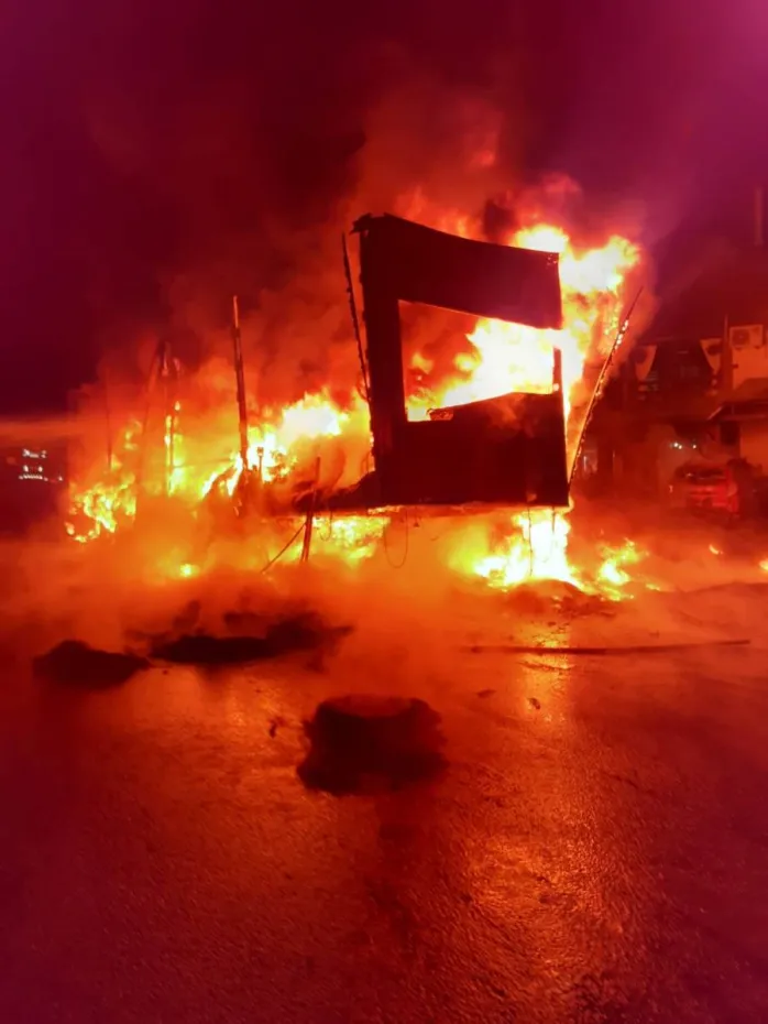 Foto Vâlcea: Un TIR a luat foc pe DN7. Mai multe persoane dintr-o pensiune s-au autoevacuat 