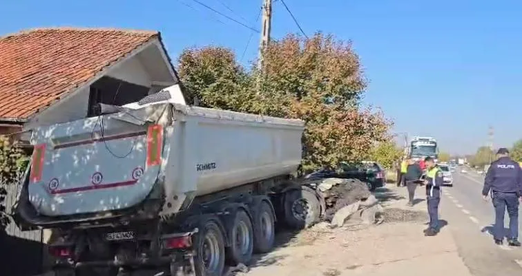 Foto GORJ: Accident la Plopșoru. Un TIR a ieșit de pe carosabil și s-a oprit într-un gard