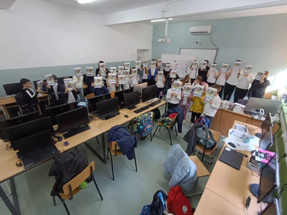 Foto Elevi ai Școlii „Mihai Viteazul” Craiova, primii pași în programare alături de robotul ARTIE. Programul Meet and Code, derulat cu succes