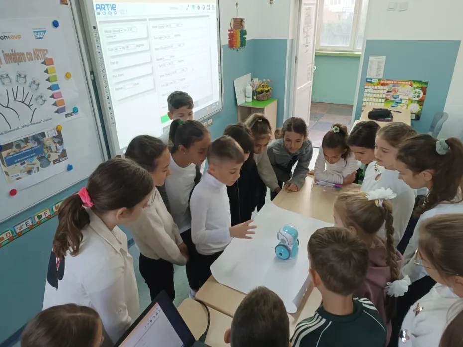 Foto Elevi ai Școlii „Mihai Viteazul” Craiova, primii pași în programare alături de robotul ARTIE. Programul Meet and Code, derulat cu succes