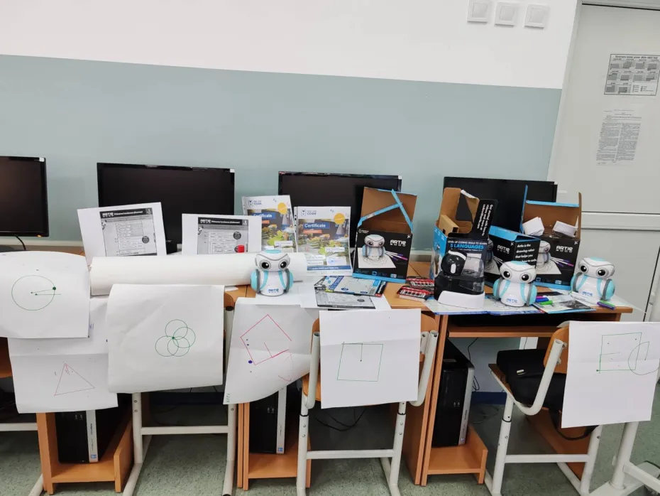 Foto Elevi ai Școlii „Mihai Viteazul” Craiova, primii pași în programare alături de robotul ARTIE. Programul Meet and Code, derulat cu succes