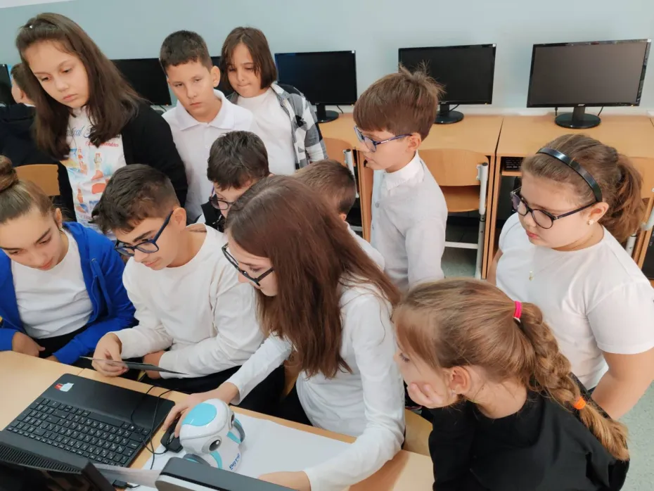 Foto Elevi ai Școlii „Mihai Viteazul” Craiova, primii pași în programare alături de robotul ARTIE. Programul Meet and Code, derulat cu succes