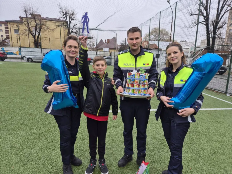 Foto Surpriză pentru un copil din Craiova. Prietenii de la IPJ Dolj i-au fost alături de ziua lui 