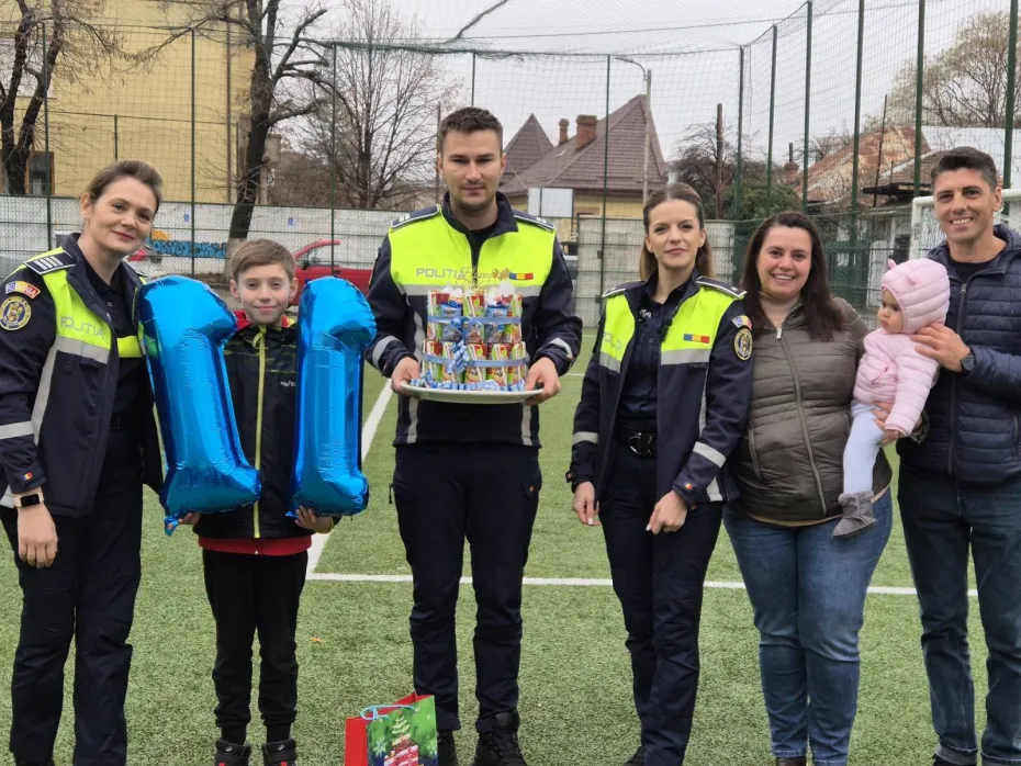 Foto Surpriză pentru un copil din Craiova. Prietenii de la IPJ Dolj i-au fost alături de ziua lui 