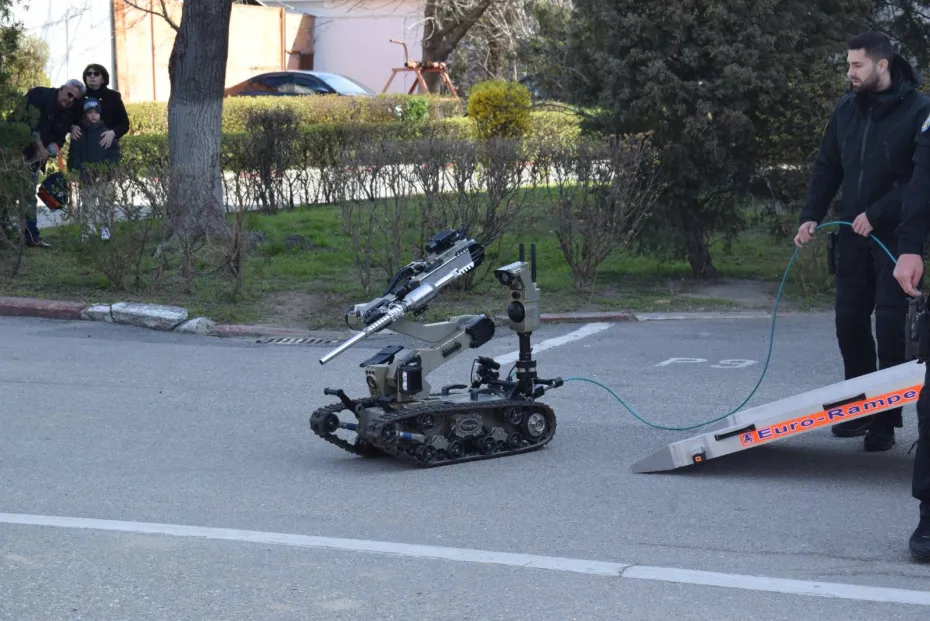 Foto Robotul pirotehnic în misiuni periculoase   
