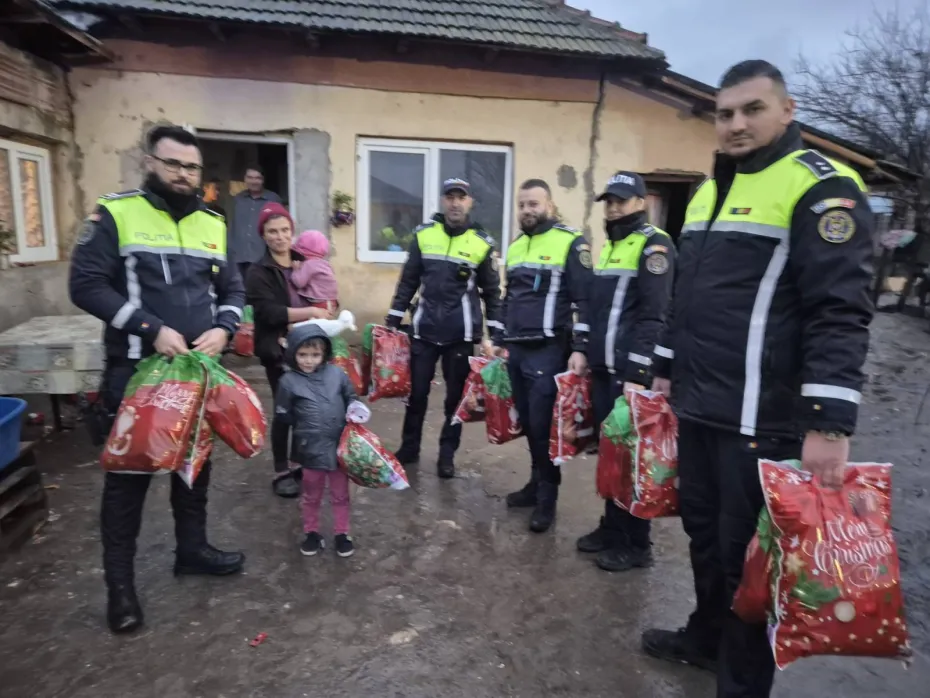 Foto Polițiștii doljeni au fost spiridușii lui Moș Crăciun 