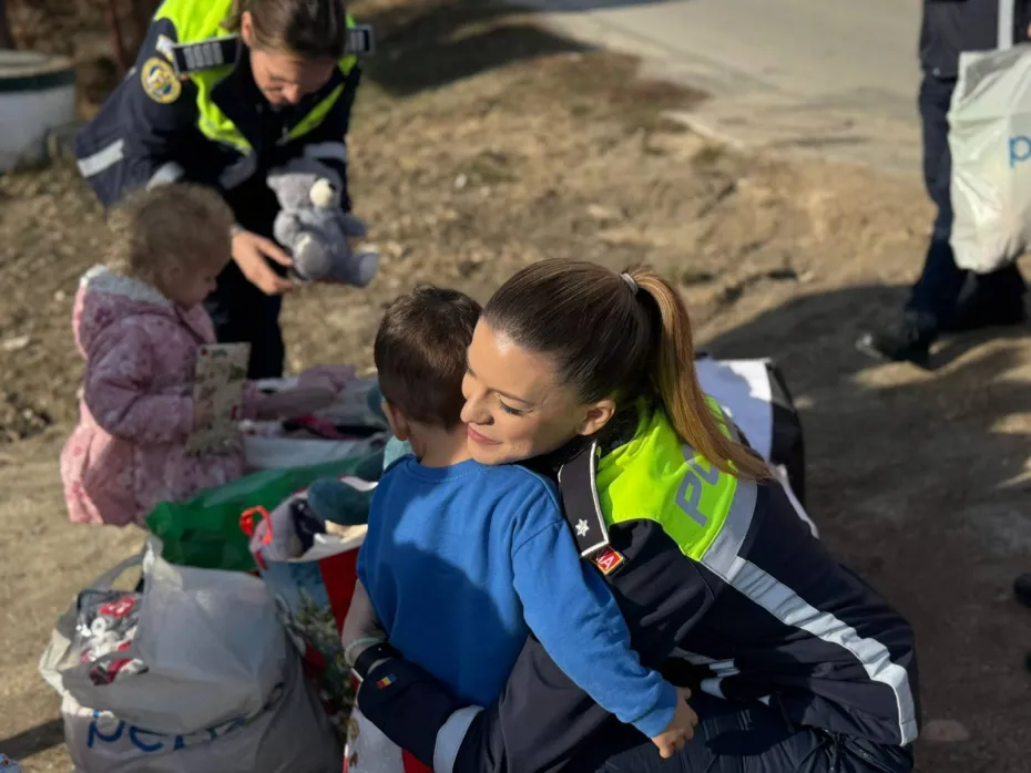 Foto Polițiștii doljeni au fost spiridușii lui Moș Crăciun 