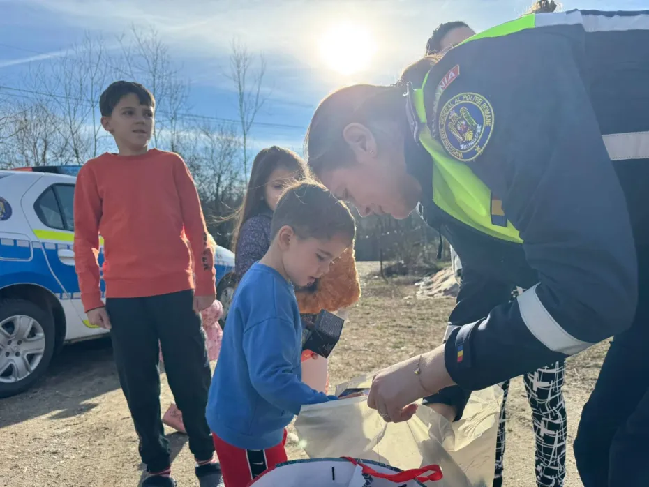 Foto Polițiștii doljeni au fost spiridușii lui Moș Crăciun 
