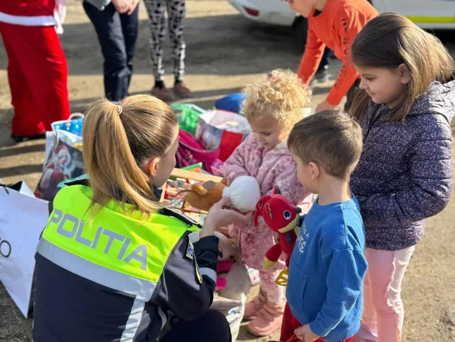 Foto Polițiștii doljeni au fost spiridușii lui Moș Crăciun 